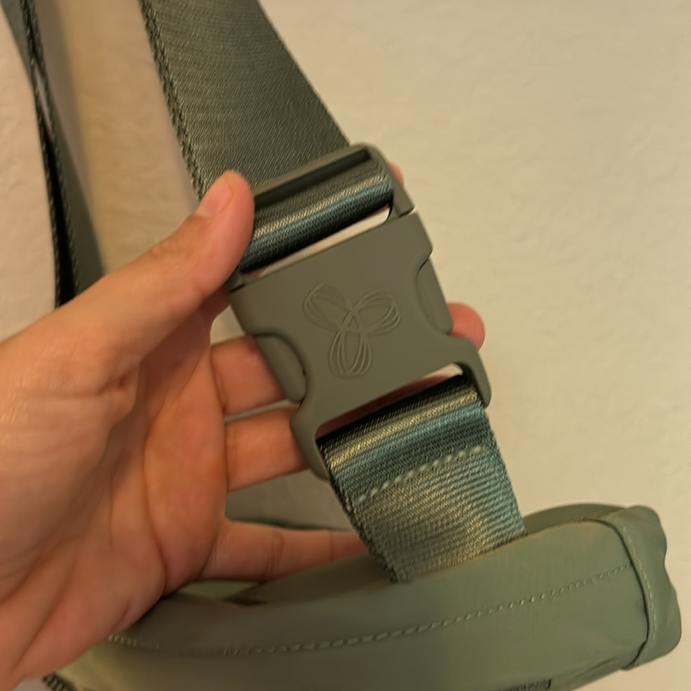 Aritzia TnAction On-The-Way Belt Bag - Picture 2 of 4